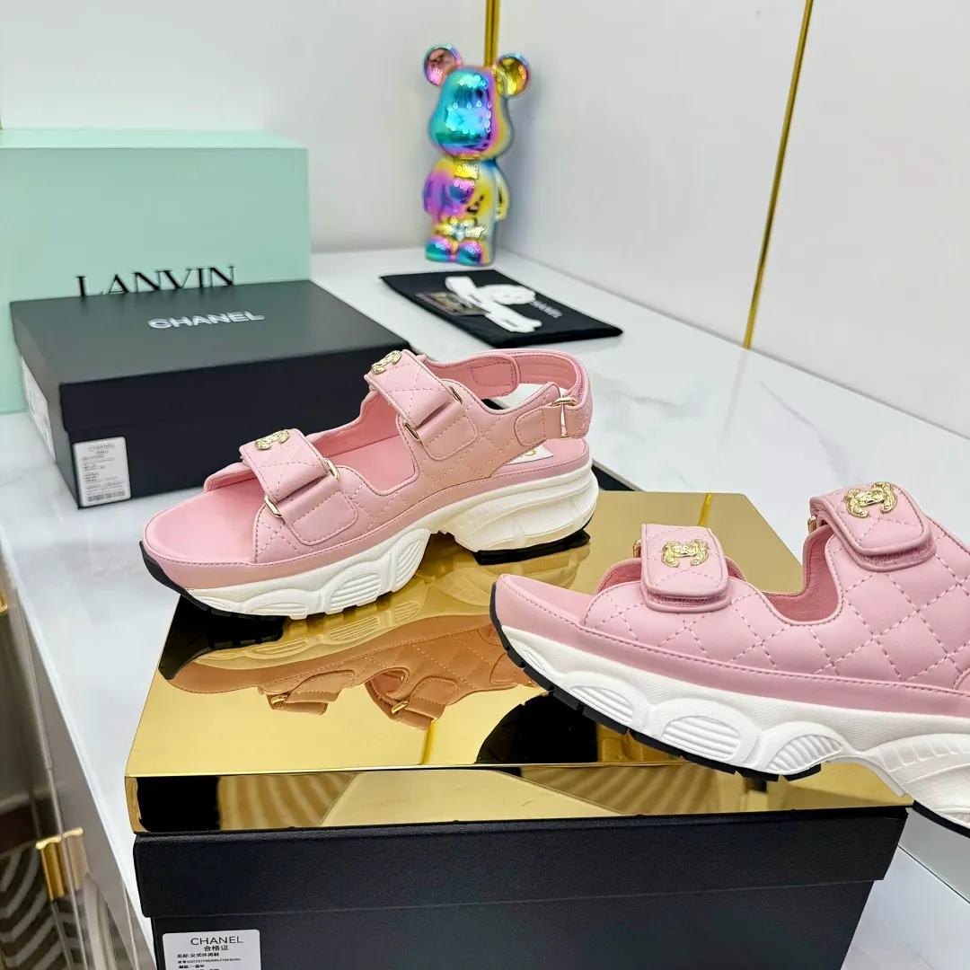 👟👟Ex-factory price 660👟👟 Top version... Chanel｜Chanel Xiaoxiang Velcro Beach Slippers Slippers Casual Beach Shoes 25ss Spring and Summer New Style! Beach shoes are a hit all over the internet! The latest model from the counter, I am still willing to buy it on my feet. It must be ranked among the most popular models. It is invincible in all seasons. Various bloggers and Internet celebrities can see the matching styles. Highly recommended. Pearlescent sheepskin upper, sheepskin lining, suede for the feet. Original open-molded TPU outsole size: 35-40 (customized for 40 and 41). Full set of original packaging 👉 👉